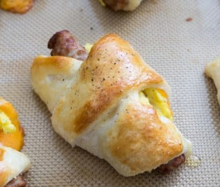 EASY Sausage, Egg and Cheese Breakfast Roll-Ups