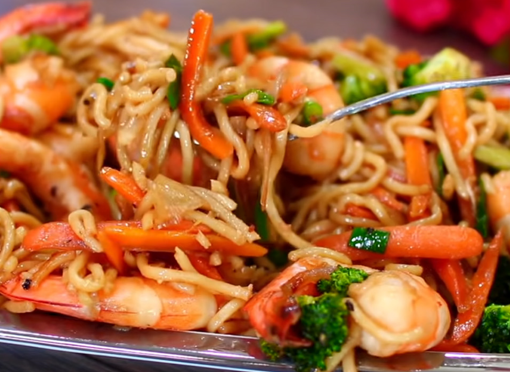 EASY Shrimp and Vegetable Stir Fry Noodles